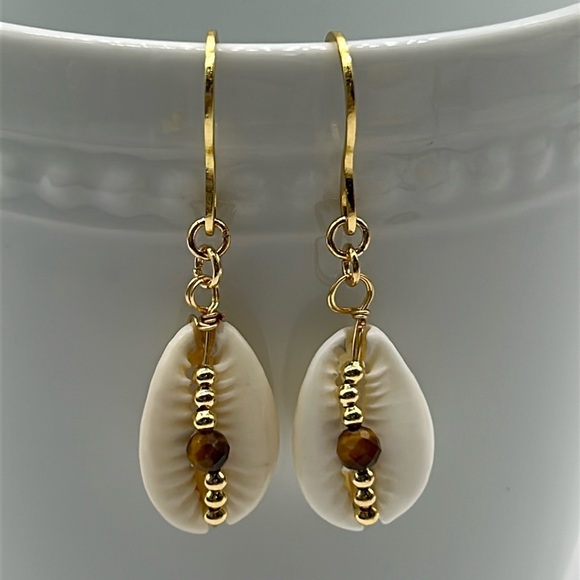 2357- Handmade Shell Dangle Earrings NWT - Picture 1 of 5